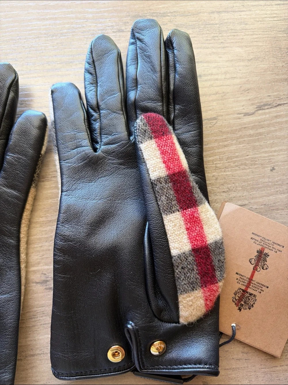NWT Burberry Victoria Archive Beige Check gloves size 7